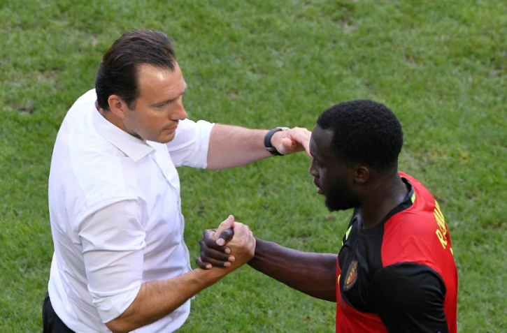 L'attaquant belge Romelu Lukaku (d) est félicité par le sélectionneur Marc Wilmots après avoir inscrit un but face à l'Irlande au Matmut Atlantique à l'Euro, le 18 juin 2016