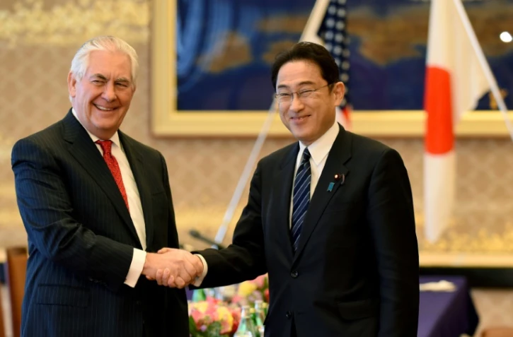 Rex Tillerson (g), le chef de la diplomatie américaine, et son homologue japonais Fumio Kishida, le 16 mars 2017 à Tokyo
