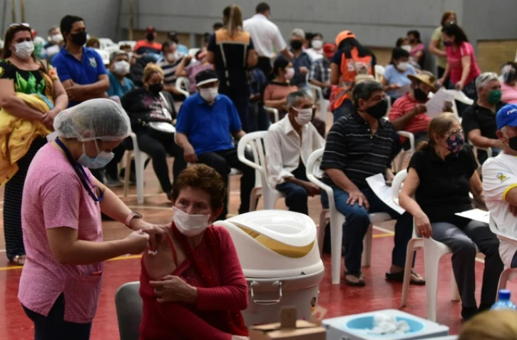Des personnes se font vacciner contre le Covid-19, le 21 mai 2021 à San Lorenzo, au Paraguay