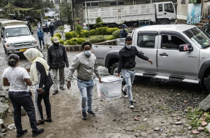 Du personnel électoral transporte du matériel de vote pour les élections nationales en Ethiopie, le 20 juin 2021 à Addis Abeba  