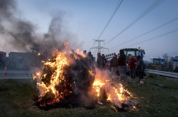 Des agriculteurs bloquent des accès à la ville de Toulouse, le 7 février 2018