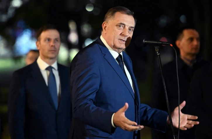 Le leader des Serbes de Bosnie, Milorad Dodik (c), prononce un discours à Banja Luka, le 26 février 2025
