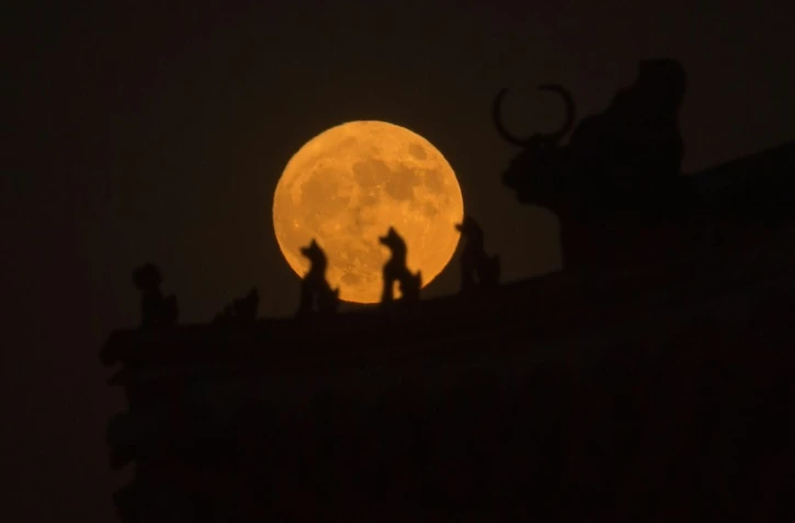 La Lune photographiée au-dessus d'une tour de la Cité interdite à Pékin, le 14 novembre 2016