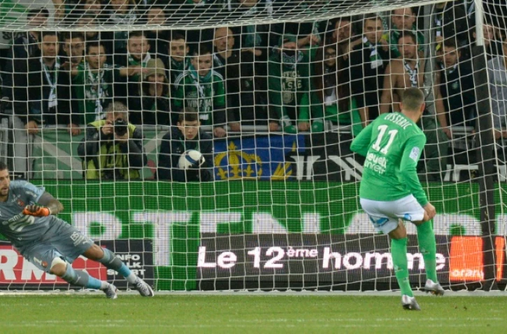 Le Stéphanois Valentin Eysseric transforme un penalty contre Rennes, le 6 décembe 2015 à Geoffroy-Guichard