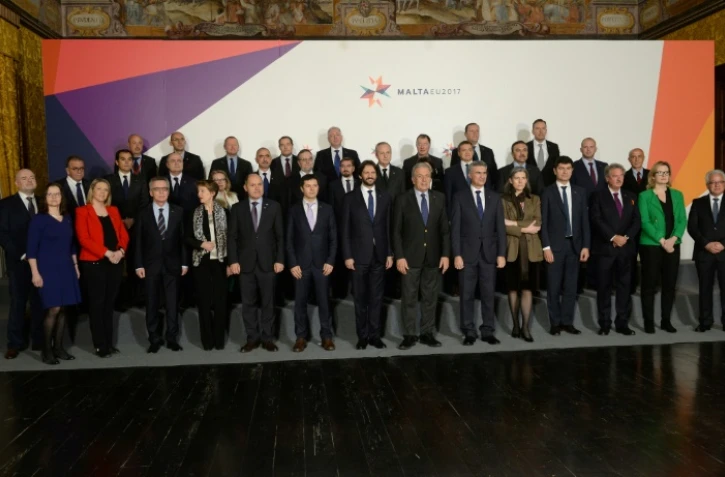 Le commissaire européen en charge des Migrations, Dimitris Avramopoulos (C) pose avec les ministres de l'Intérieur de l'UE le 26 janvier 2017 à La Valette
