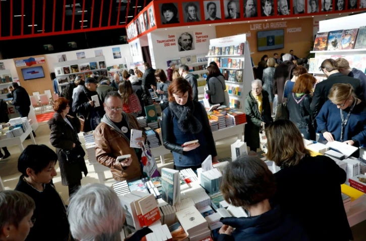 Des visiteurs au stand russe du Salon du Livre de Paris, le 16 mars 2018 au Parc des Exposition à Paris