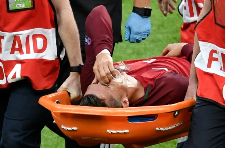 La sortie sur blessure de l'attaquant du Portugal Cristiano Ronaldo lors de la finale de l'Euro, le 10 juillet 2016 au Stade de France