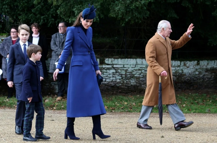 Le roi Charles III, la princesse Kate, accompagnés par les princes George (g) et Louis (2e g) à Sandringham, le 25 décembre 2023