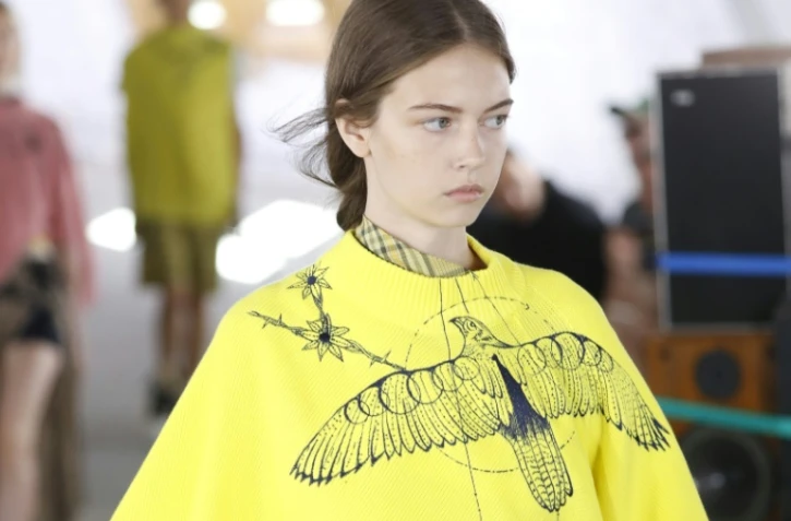 Un mannequin porte une création Sacai lors de la Fashion week, le 23 juin 2018 à Paris