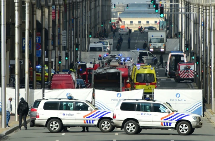 Les forces de sécurité encerclent la station de métro de Maalbeek, à Bruxelles, le 22 mars 2016