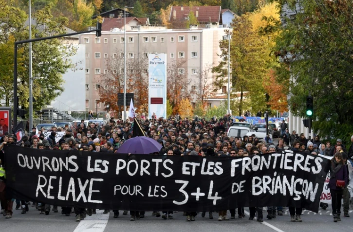 Des manifestants réclament la relaxe des "sept de Briançon" à Gap, le 8 novembre 2018 au premier jour de leur procès