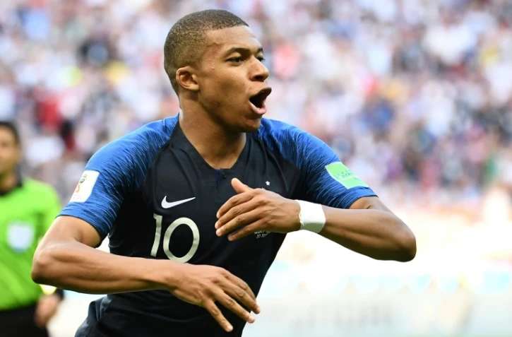 Kylian Mbappé exulte après avoir marqué le 4e but français contre l'Argentine, en 8es de finale de la Coupe du monde, le 30 juin 2018 à Kazan  