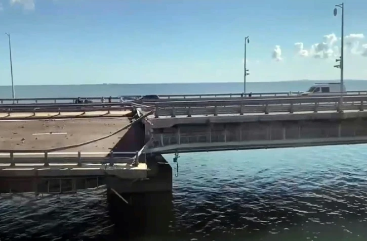 Image tirée d'une vidéo de la chaîne de télévision publique Crimée-24 montrant le pont de Crimée endommagé après une attaque de drones navals par les forces ukrainiennes, le 17 juillet 2023