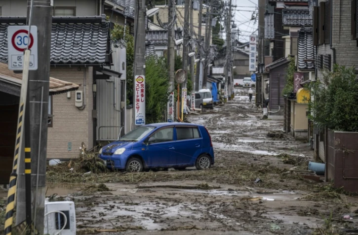 Une voiture bloquée sur une route couverte de boue après de fortes pluies dans la ville de Wajima, au Japon, le 22 septembre 2024