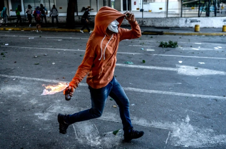 Un manifestant anti-gouvernement dans les rues de Caracas le 26 juillet 2017