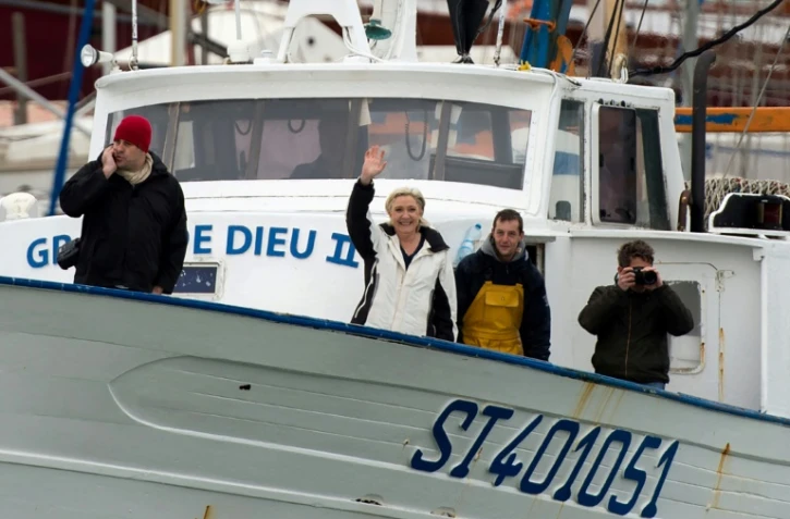 Marine Le Pen a bord d'un chalutier, dans le port Le Grau-du-Roi (Gard), le 27 avril 2017