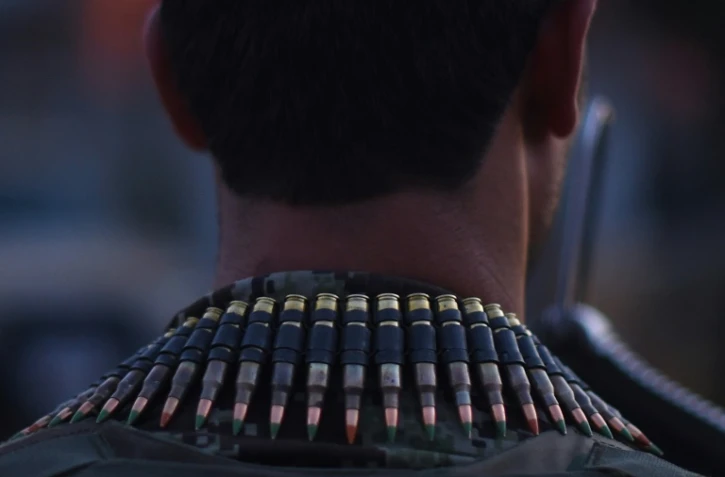 Un membre des forces de sécurité afghanes arrive sur les lieux d'un attentat à Kaboul le 7 août 2015