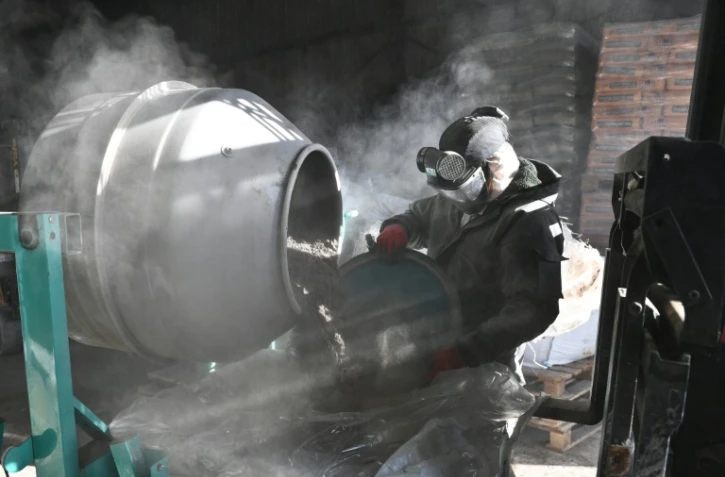 Un employé de Getade Environnement qui fabrique des produits phytosanitaires à l'oeuvre à Bussac-Forêt, dans le sud-ouest de la France, le 26 janvier 2018