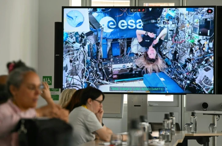 Sophie Adenot sur un écran lors d'un échange avec des journalistes au siège de l'ESA à Paris le 2 septembre 2026