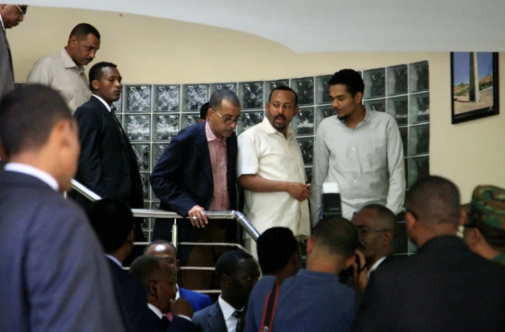 Le Premier ministre éthiopien Abiy Ahmed (2e g) rencontre une délégation de l'Alliance pour la liberté et le changement à l'ambassade d'Ethiopie, le 7 juin 2019 à Khartoum
