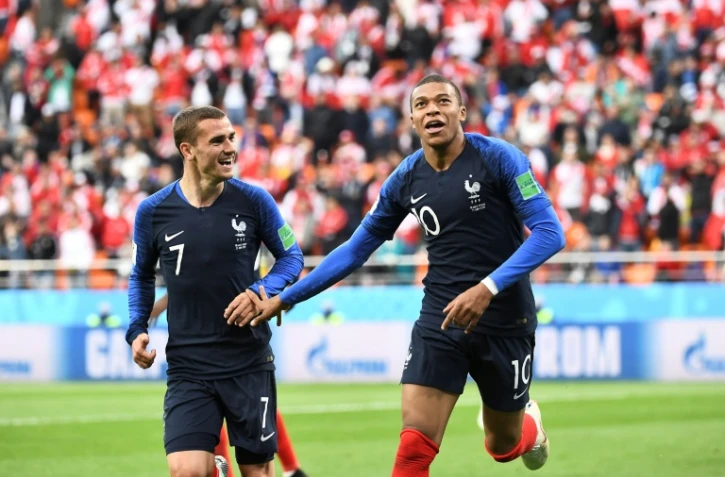 Antoine Griezmann (à g.) et Kylian Mbappe (à dr.)qui vient de marquer face au Pérou à Iékatérinbourg, le 21 juin 2018 en phase de groupes de la Coupe du Monde en Russie