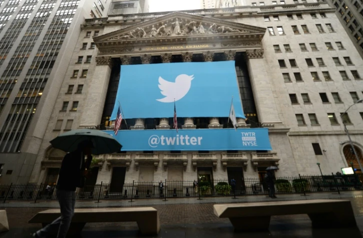 Une bannière avec le logo de Twitter sur la façade de Wall Street le 7 novembre 2013