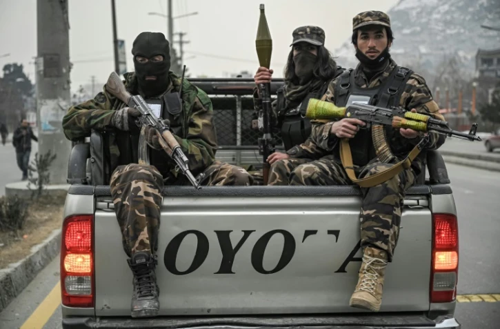 Des talibans en patrouille dans une rue de Kaboul, le 21 janvier 2022 en Afghanistan