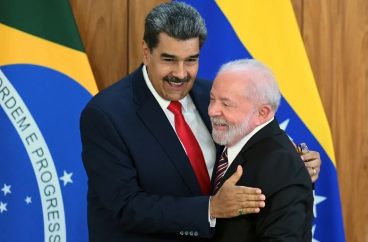 Le président brésilien Luiz Inacio Lula da Silva (à droite) reçoit son homologue vénézuélien Nicolas Maduro, le 29 mai 2023 à Brasilia
