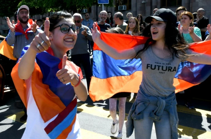 Des partisans de l'opposant arménien Nikol Pachinian manifestent sur la place centrale d'Erevan le 2 mai 2018