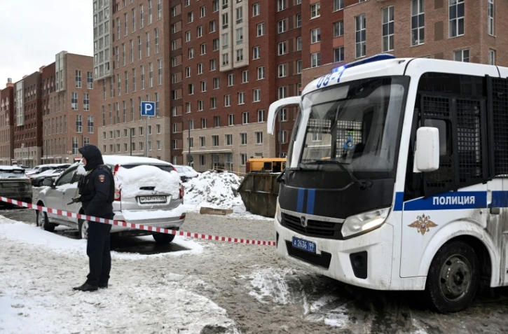 Un policier sur le site d'une explosion qui a tué le commandant des forces russes de défense radionucléaire, chimique et biologique, Igor Kirillov, et son adjoint, selon le Comité d'enquête russe, devant un immeuble résidentiel de l'avenue Riazanski à Moscou, le 17 décembre 2024