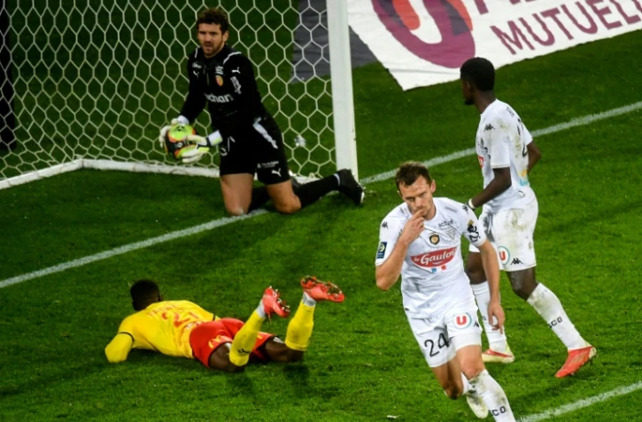 La joie du défenseur angevin Romain Thomas, après avoir égalisé (2-2) contre Lens, en ouverture de la 15e journée de Ligue 1, le 26 novembre 2021 au Stade Félix Bollaert-Delélis