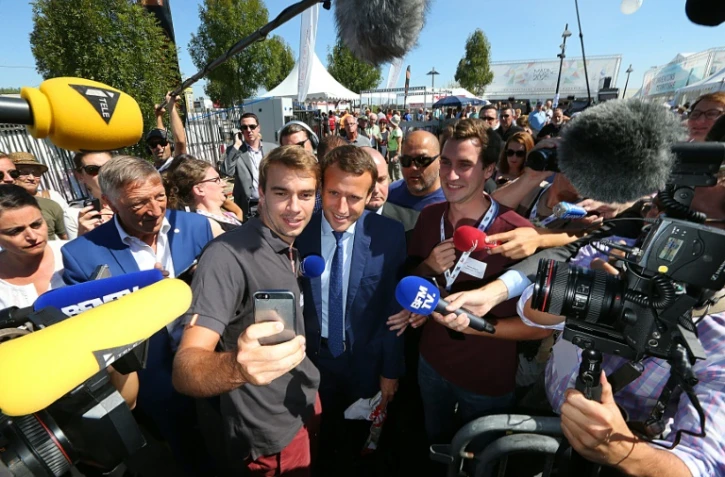 L'ex-ministre de l'Economie Emmanuel Macron (C), le 1er septembre 2016 à Châlons-en-Champagne