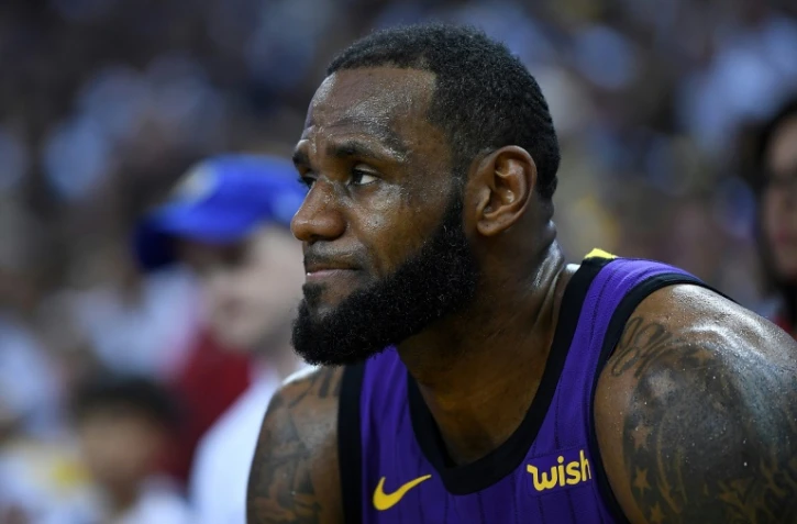 Lebron James des Los Angeles Lakers, blessé, se repose sur le banc, lors du match contre les Golden State Warriors en NBA, le 25 décembre 2018 à Oakland