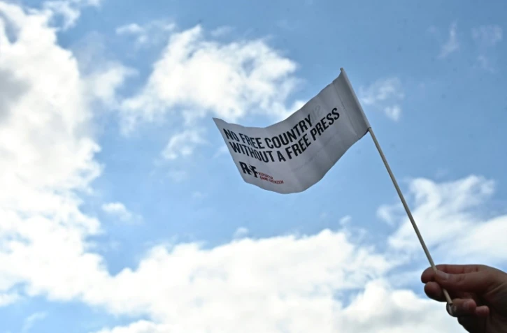 Un manifestant brandit un drapeau "Pas de pays libre sans une presse libre", le 7 octobre 2020 à Berlin