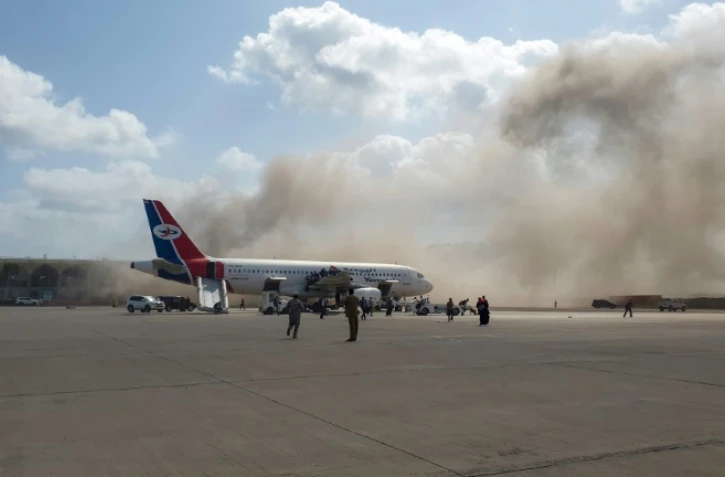 De la fumée s'élève à l'aéroport d'Aden (Yémen) apprès plusieurs explosions le 30 décembre 2020