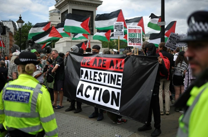 Des policiers surveillent des manifestants lors d'un rassemblement en soutien au groupe pro-palestinien Palestine Action, alors que le gouvernement britannique devrait annoncer l'interdiction du groupe, le 23 juin 2025 à Londres