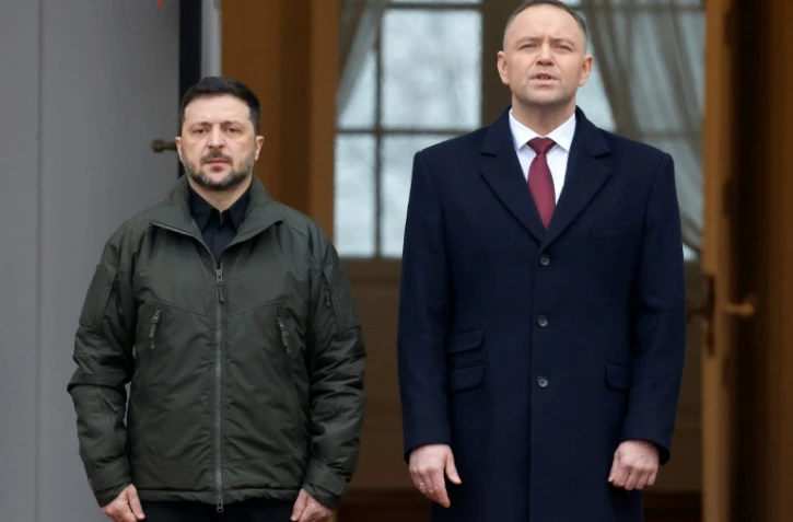 Le président polonais Karol Nawrocki (d) et le président ukrainien Volodymyr Zelensky à Varsovie, le 19 décembre 2025