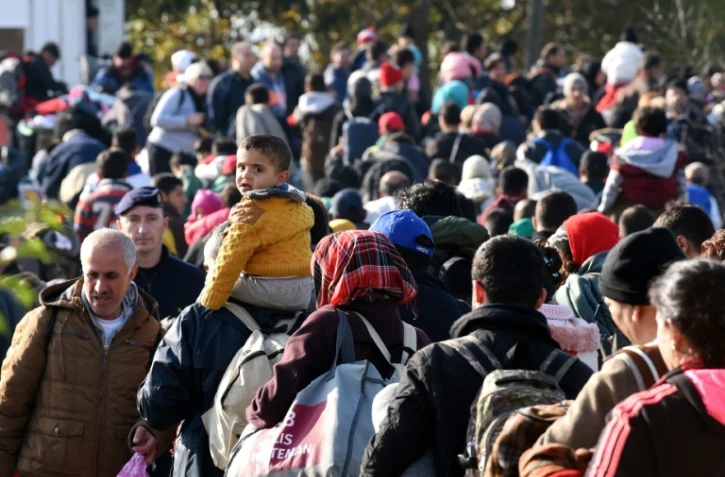 Des migrants et réfugiés attendent à la frontière entre la Croatie et la Slovénie, le 25 octobre 2015 à Kljuc Brdovecki, en Croatie