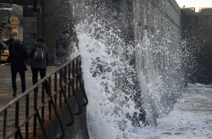 Les remparts de Saint-Malo balayés par de hautes vagues, le 20 novembre 2016