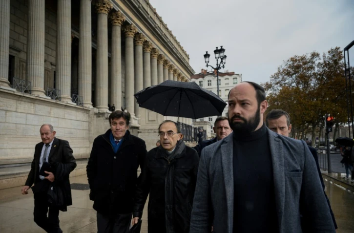 Le cardinal Barbarin quitte la cour d'appel de Lyon le 29 novembre 2019