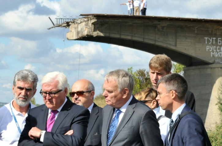 Les ministres des Affaires étrangères français et allemand, Jean-Marc Ayrault (d) et Frank-Walter Steinmeier, le 15 septembre 2016 à Slavyansk, dans la région de Donetsk, lors d'une visite dans l'Est de l'Ukraine