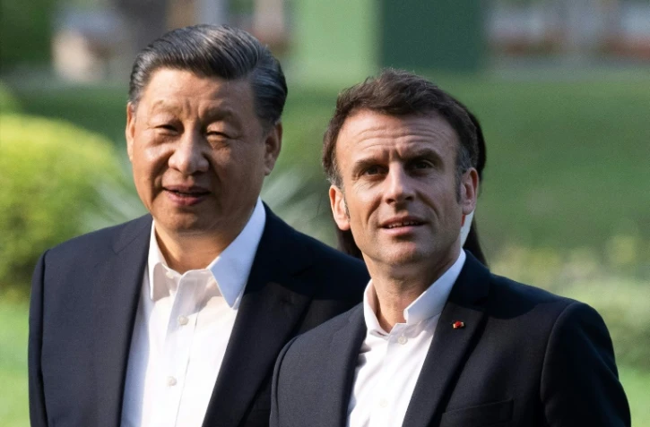 Les présidents chinois Xi Jinping et français Emmanuel Macron, le 7 avril 2023 à Canton, dans le sud de la Chine