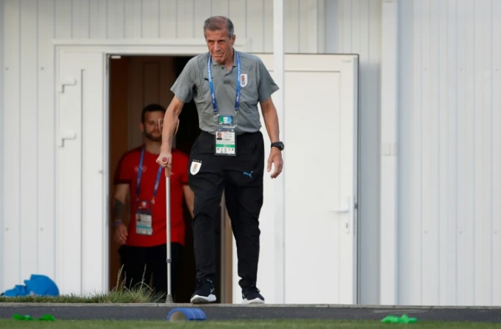 Le sélectionneurr de l'Uruguay Oscar Tabarez arrive au stade de Sotchi pour diriger une séance d'entraînement, le 29 juin 2018