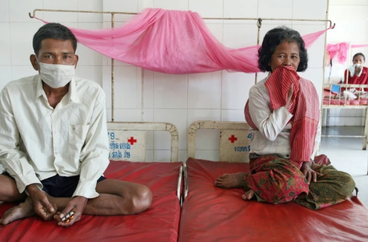 Le 7 décembre 2007 à 45 km de Phnom Penh au Cambodge, dans un hôpital, des patients atteints de  tuberculose qui, dans les cas les plus fréquents, infecte les poumons et les détruit peu à peu.