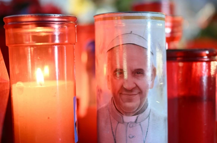 Des bougies allumées devant l'hôpital Gemelli à Rome où le pape François est hospitalisé, le 4 mars 2025
