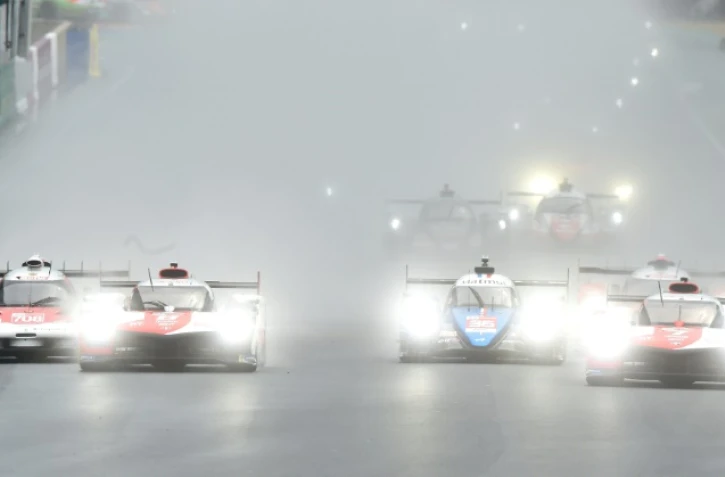 La Toyota n°7, avec au volant le Britannique Mike Conway (d) prend le meilleur départ des 89e 24 Heures du Mans, devant la Toyota n°8 (2e g), pilotée par le Suisse Sébastien Buemi, le 21 août 2021 sur la piste détrempée