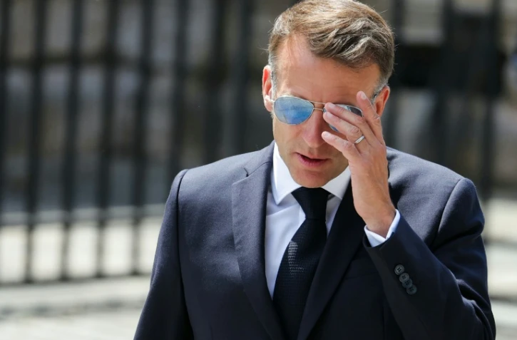 Le président Emmanuel Macron ajuste ses lunettes lors d'une cérémonie d'hommage au capitaine Alfred Dreyfus, à Paris, le 12 juillet 2026