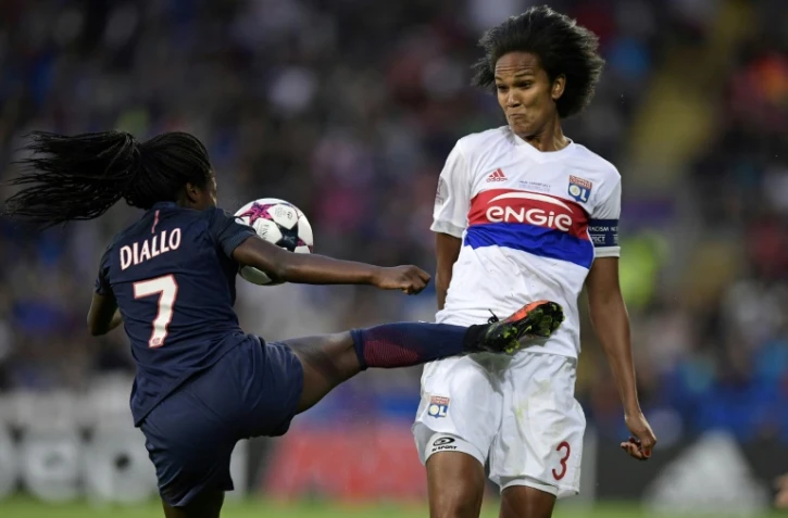 La défenseure de Lyon Wendie Renard (d) à la lutte avec Aminata Diallo du PSG en finale de Ligue des champions féminines, le 1er juin 2017 à Cardiff