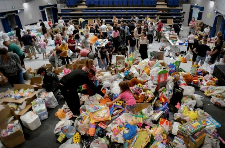 Des habitants, évacués de Chebekino et des régions frontalières de l'Ukraine, reçoivent une aide humanitaire, le 3 juin 2023 à Belgorod, en Russie