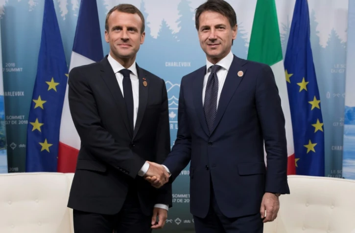 Le président français Emmanuel Macron (G) serre la main du Premier ministre italien Giuseppe Conte lors du sommet du G7 à Charlevoix, Canada